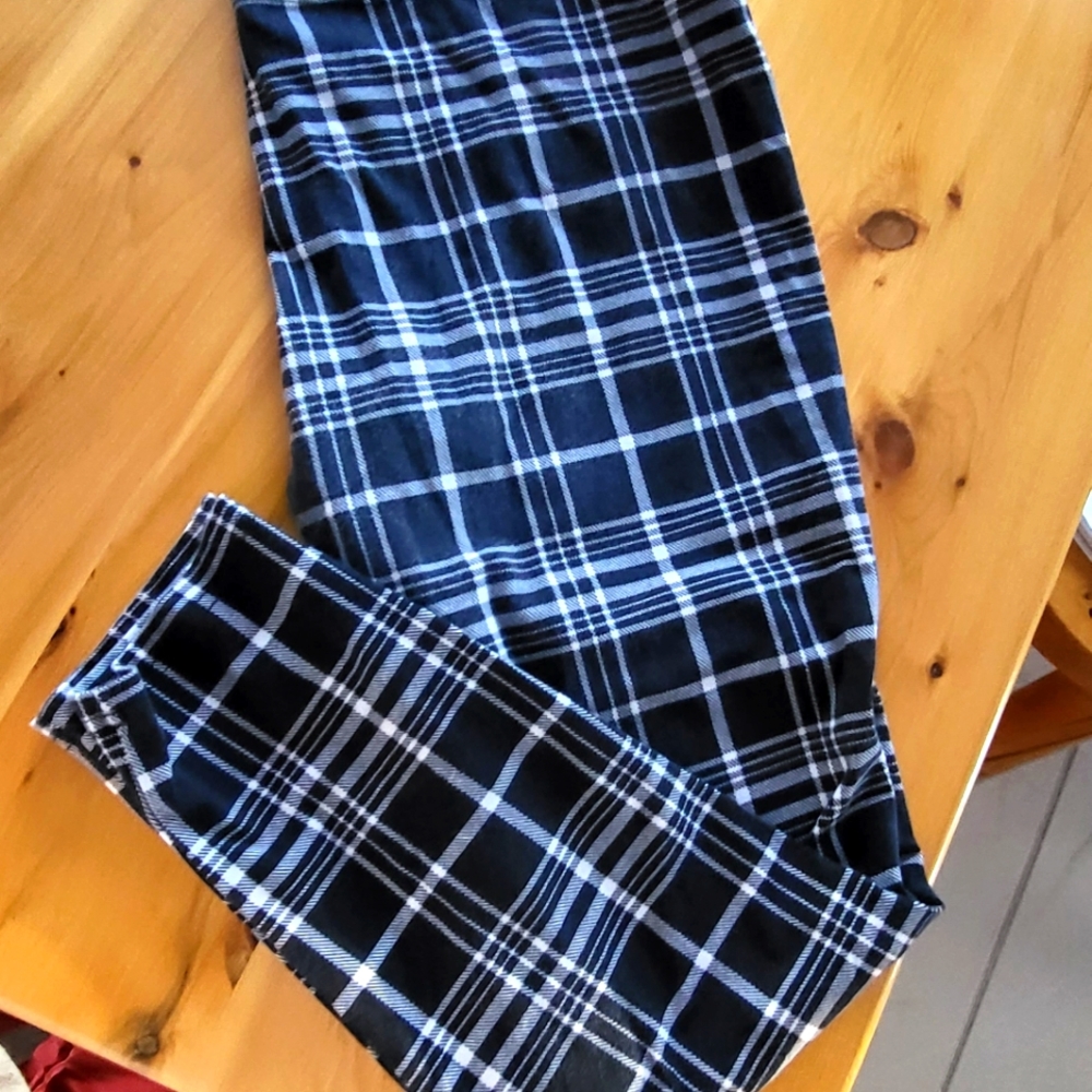 Leggings womens size 1x. Black checkered dress with tummy control.